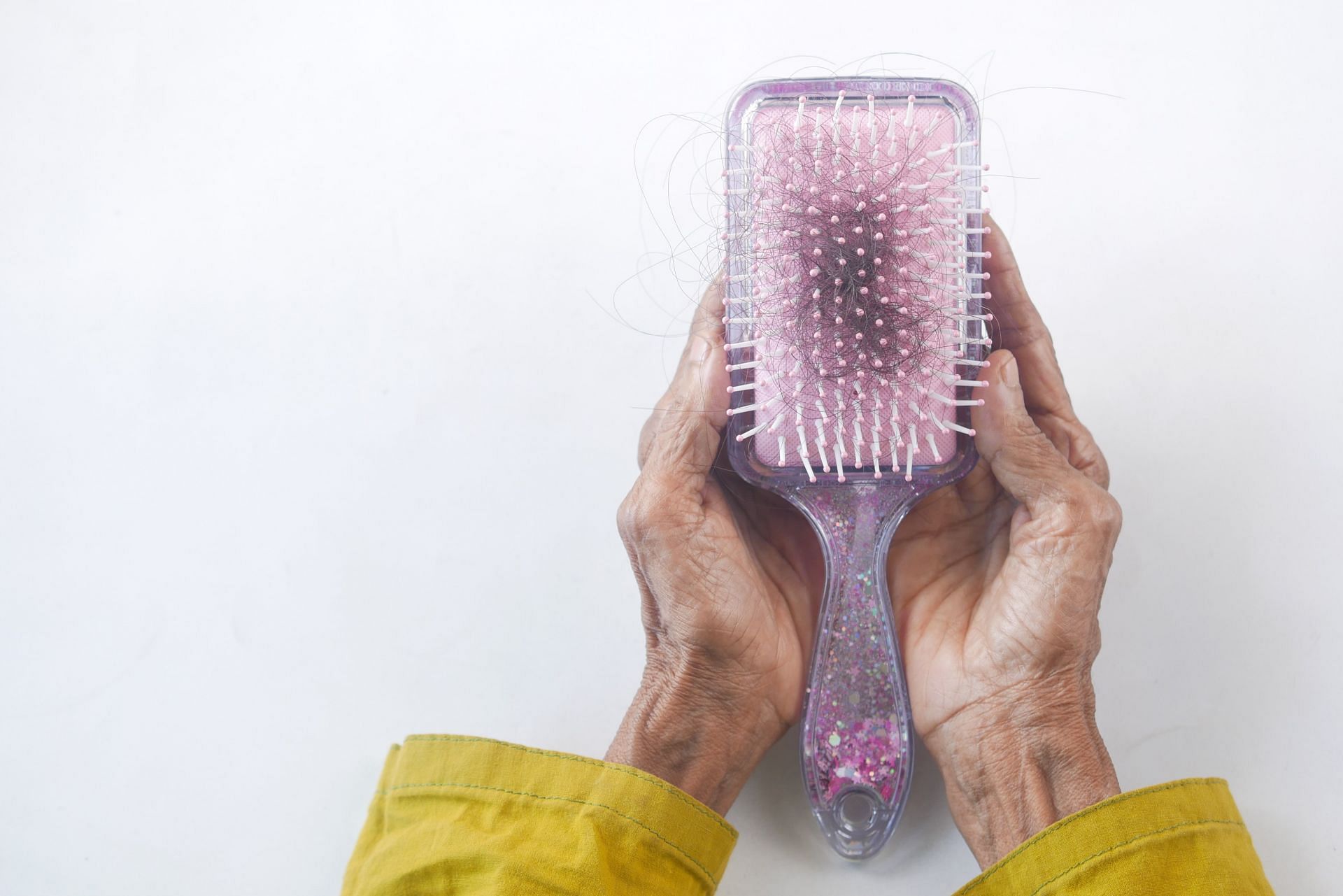 Some pills might cause hair loss. (Image via unsplash / towfiqu barbhuiya)